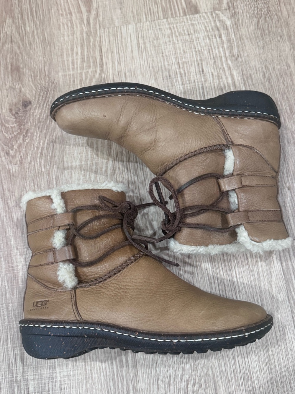 UGG Caspia 1932 Tan Leather Shearling Lace Up Boots 8